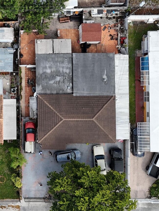 Photo - 825 E 9th Ln