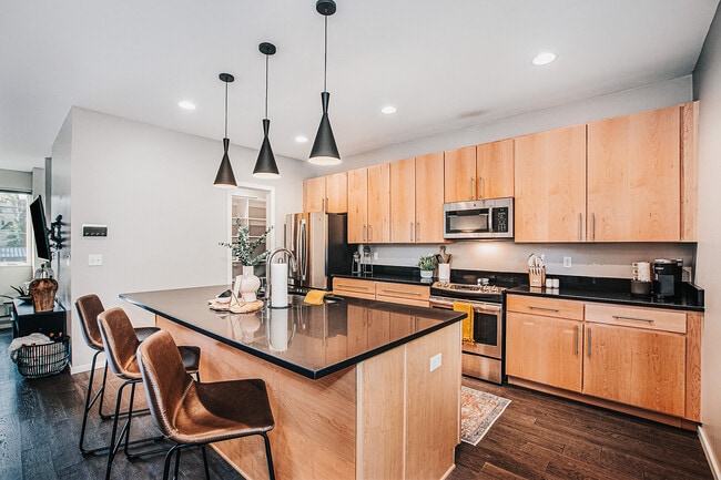 Photo - 824 E 27th St