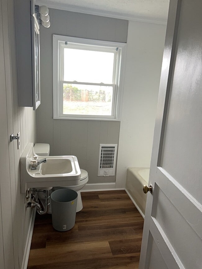 Photo - 300 E Parkview Dr