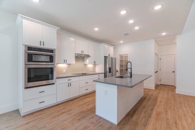 Photo - 3203 Hemingway Dr