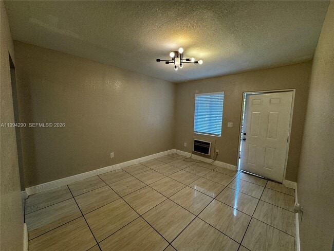 Photo - 1940 Washington Ave Unidad 12