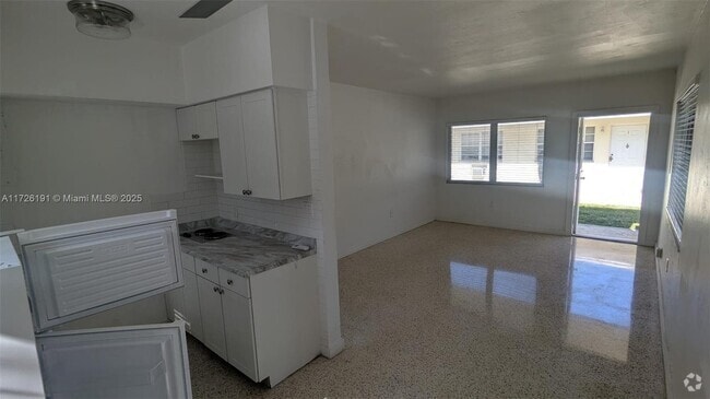 Building Photo - 940 SW 4th Ave Unit 1 Rental