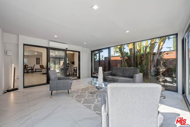 Photo - 20412 Oxnard St