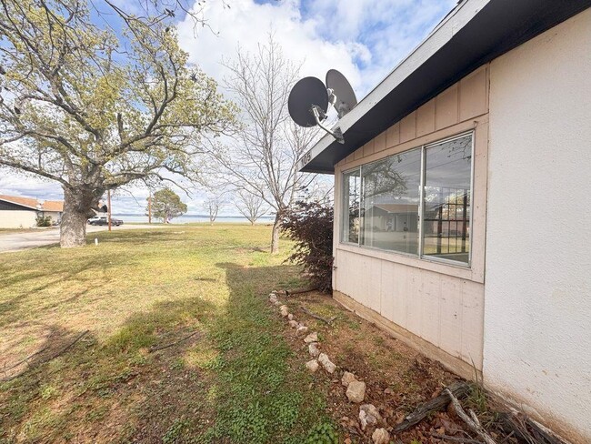 Photo - 105 Lake Breeze Dr