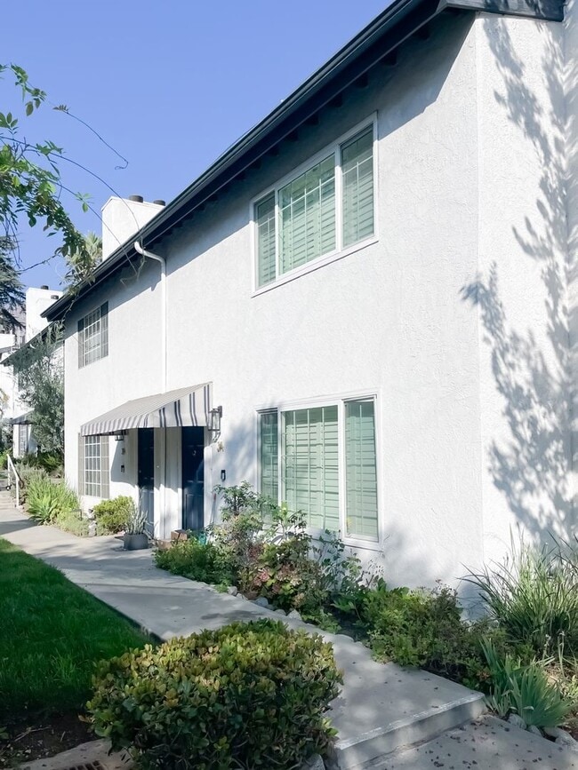 Breathtaking 2-Bedroom Townhome with 2-Car... - Breathtaking 2-Bedroom Townhome with 2-Car...