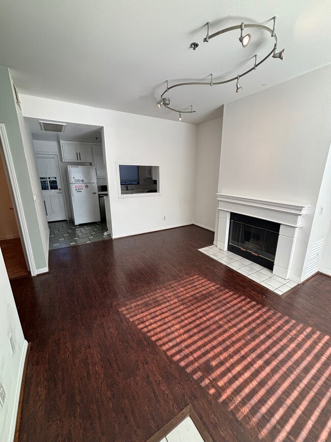 Photo - 111 S Oak Knoll Ave Unidad 104