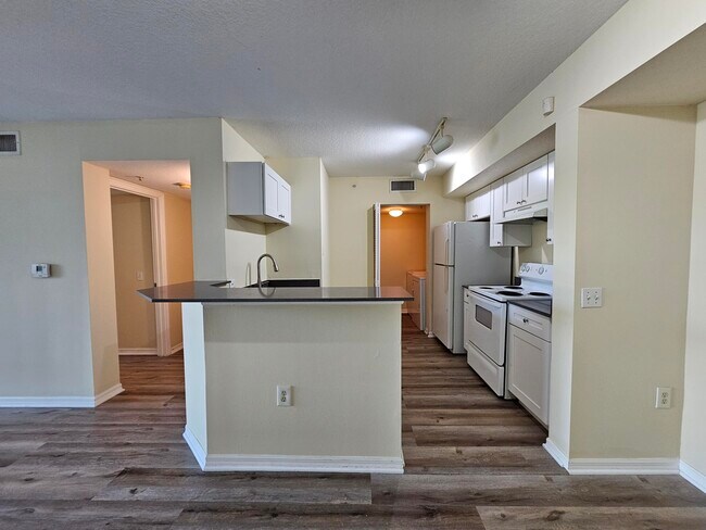 604 Villa Cir Unit 604