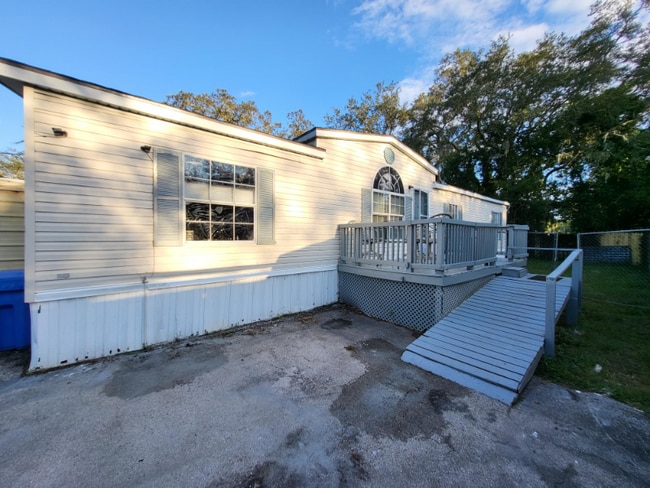 Photo - 829 Louise St