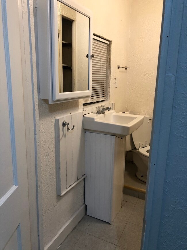 Bathroom Sink - 401 Chautauqua Ave Unit 05