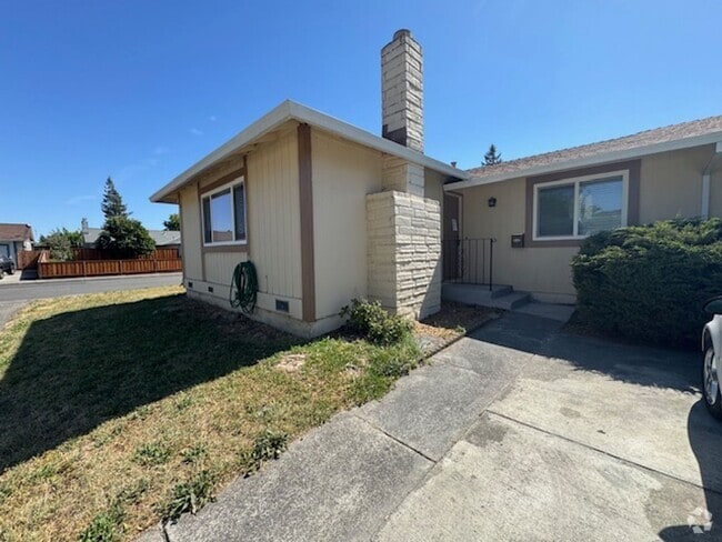 Building Photo - Fully Remodeled 4 Bedroom House Available ...