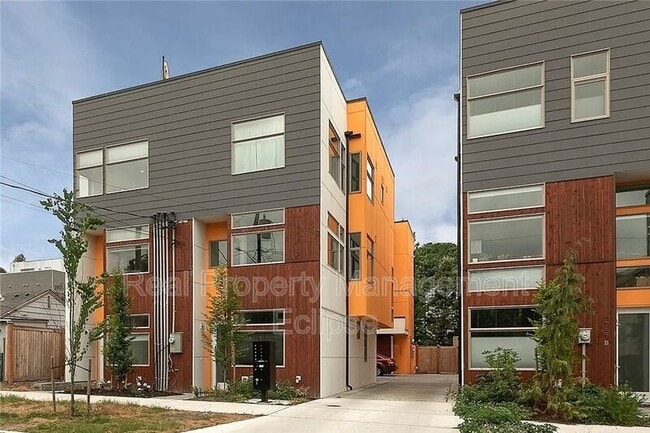 Building Photo - 1759B 19th Ave S