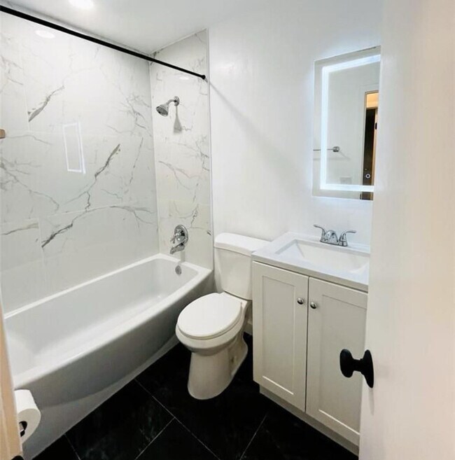 Building Photo - 47 SE 13th St Unit 2