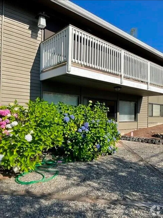 Building Photo - 2 bedroom 1 bath daylight basement unit in... Rental