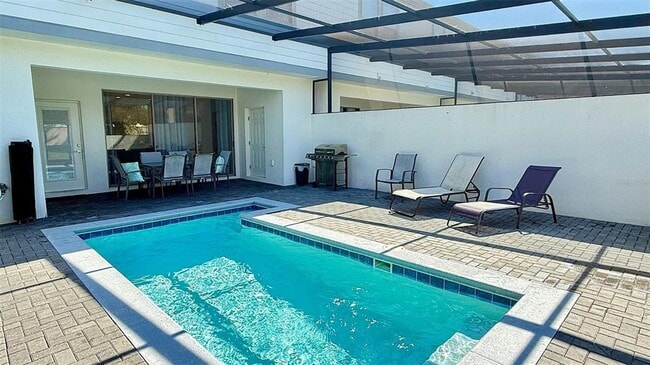 Photo - 2414 Dubai St