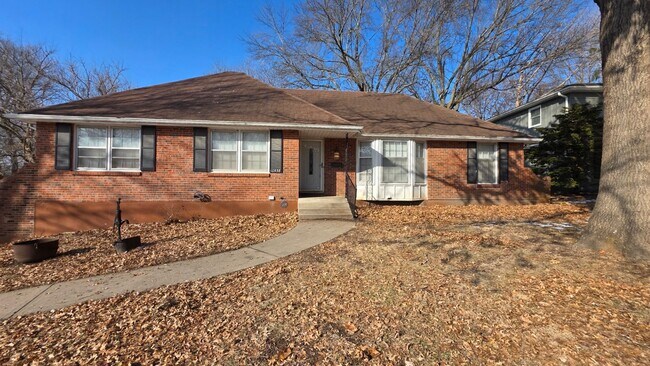 Building Photo - Beautiful 3BR 2 BA Home w/ Large Backyard • Full Appliance Suite • 2-Car Garage in Kansas City