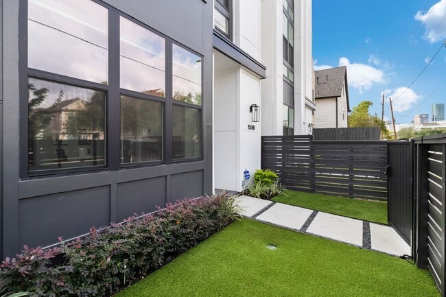 Photo - 1504 Ennis St