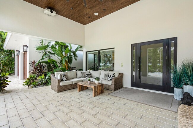1117 Lake Dr
