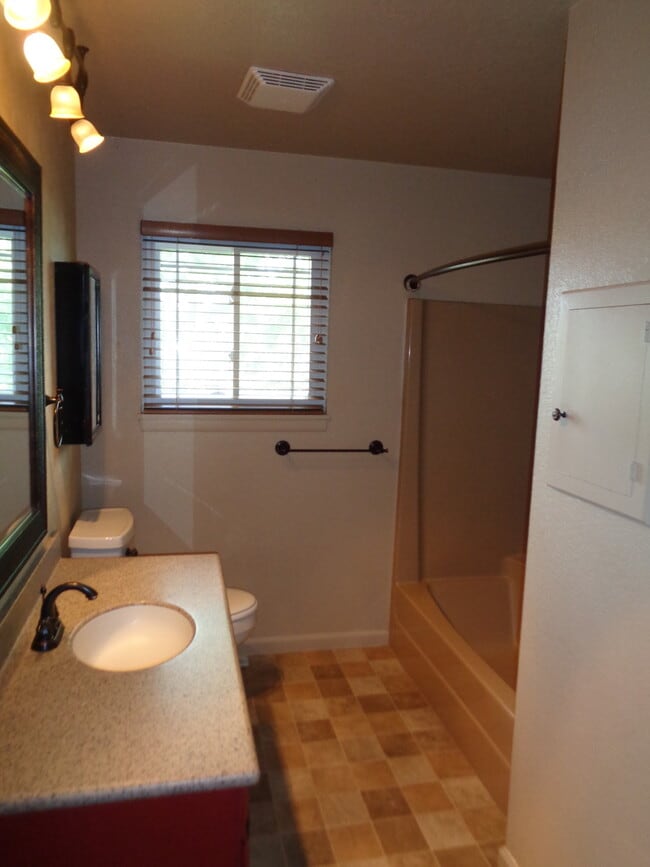 Photo - 4 Bed (1 non-egress) High End Home in Billings Heights