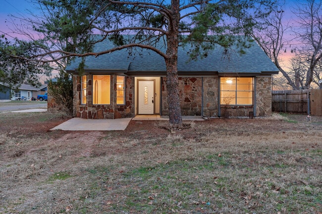 Photo - 400 N River Oaks Dr House