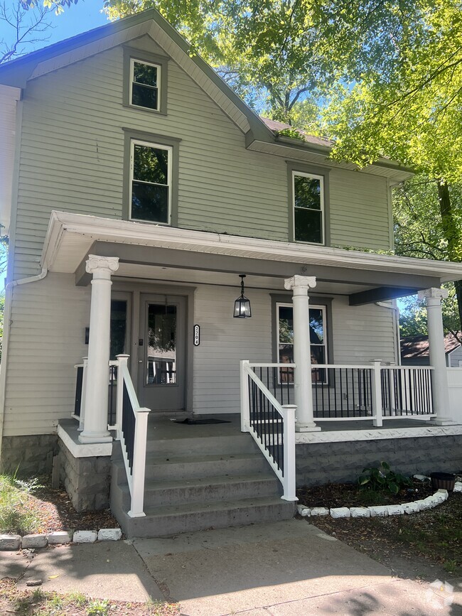 Building Photo - Superior Rental