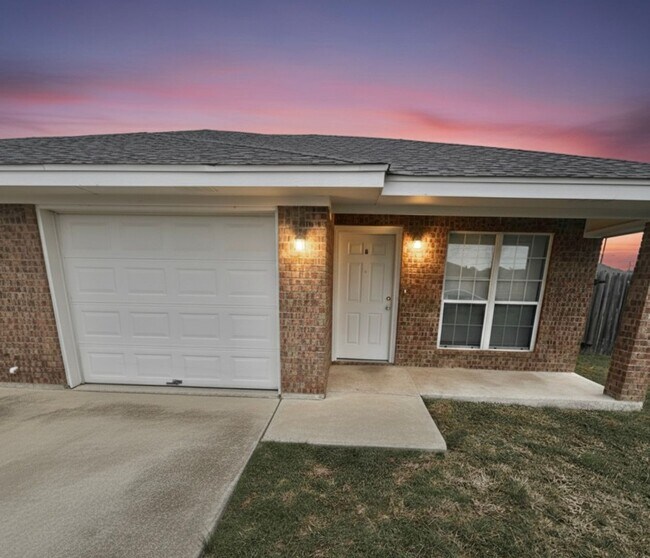 Building Photo - 2609 Vernice Loop Unit -B