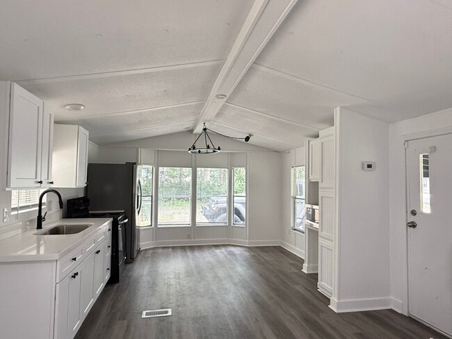 Photo - 700 Hayman St