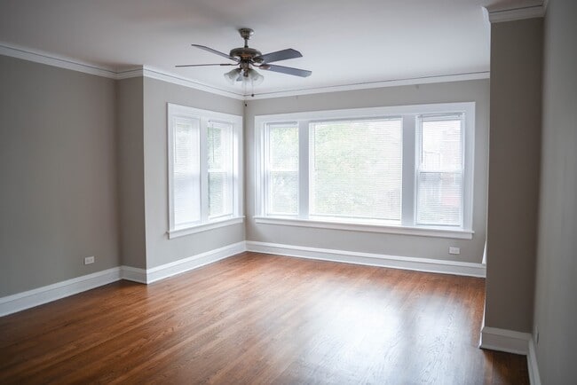 Photo - 5349 W Byron St Unidad 2