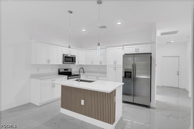 Photo - 747 Newell St E