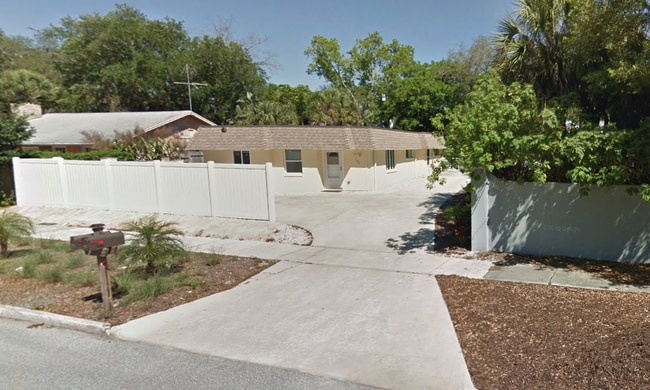 Building Photo - Indian Beach Park Duplex - walk to Ringlin... Rental