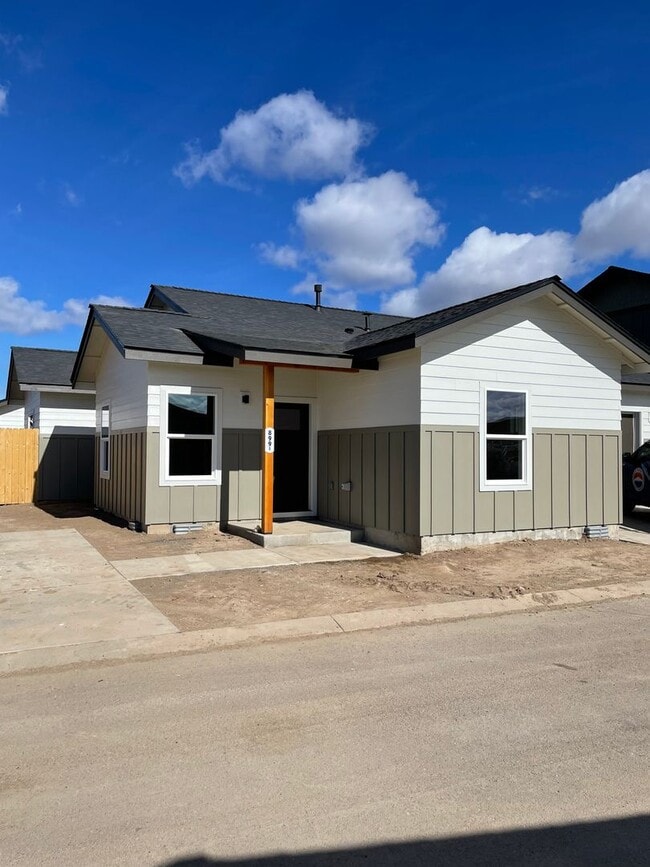 Building Photo - 899 NE Discovery Loop Unit B- ADU