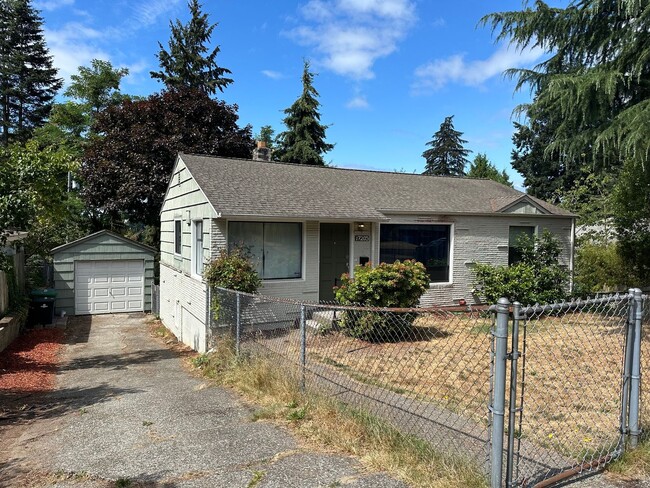 Building Photo - Available Now! 4 bed, 2 bath house in Shoreline!