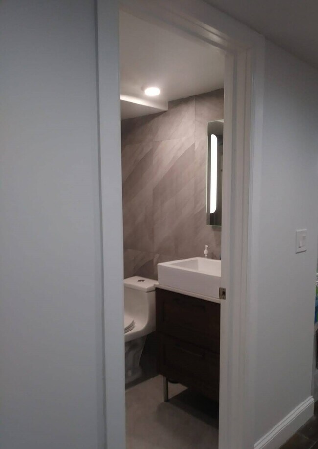 Photo - 2539 Hubbard St