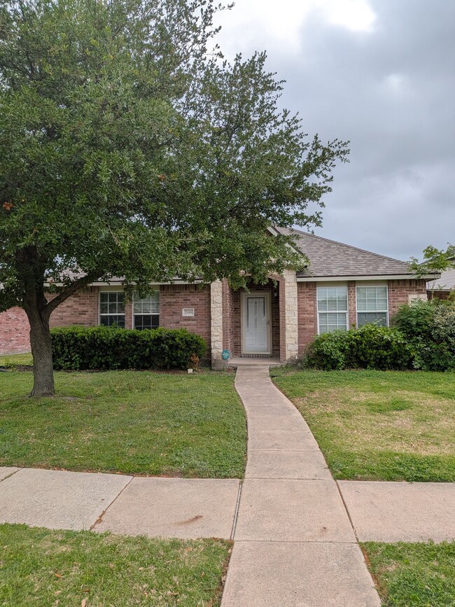 Building Photo - 2818 Meadow Bluff Dr