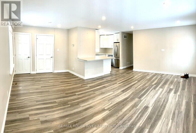 Photo - 513 Rossland Rd E