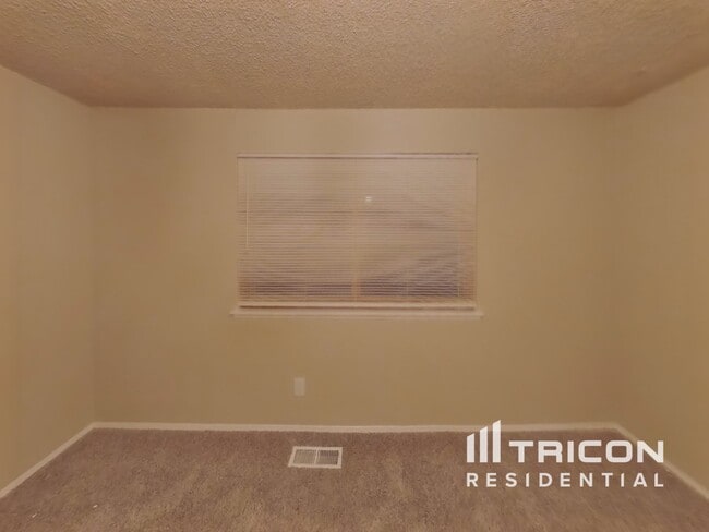 Photo - 787 NE Pinecrest Dr