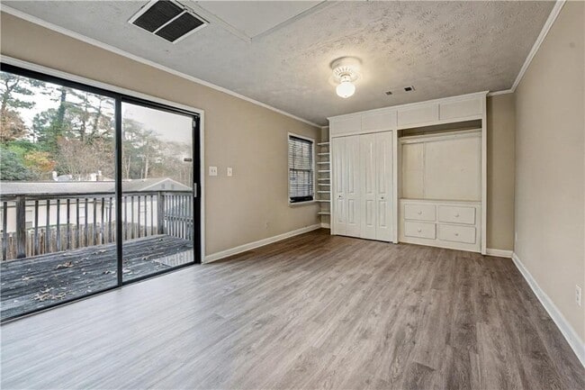 Photo - 2008 Shalimar Dr NE