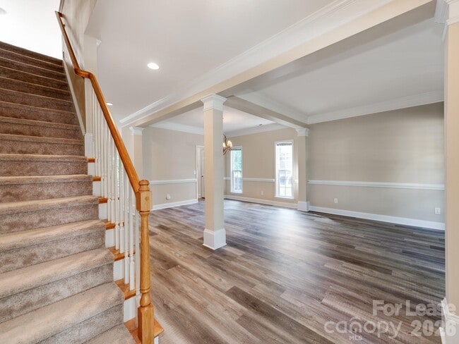 Photo - 533 Montgrove Pl NW