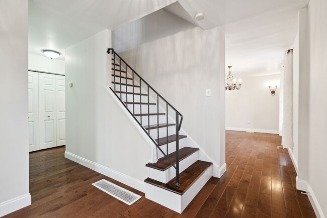 Foyer - 100 Rennard Ter