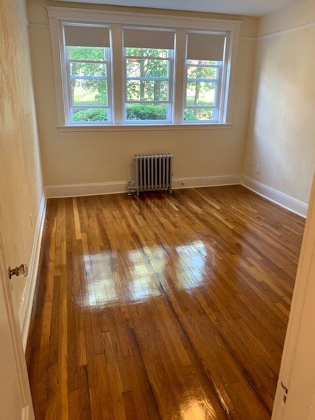 Building Photo - 9/1 NO FEE! Spacious 2BR in elevator building, reno. kitchen