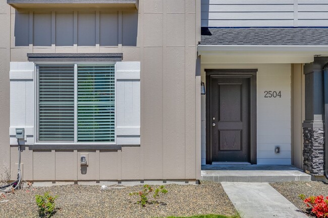 Now Leasing this 3 Bedroom Townhome! - Now Leasing this 3 Bedroom Townhome!