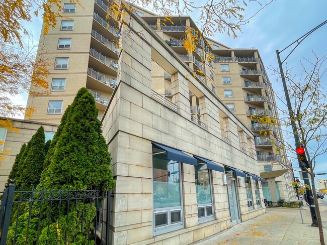 Building Photo - 4350 N Broadway St Unit 811