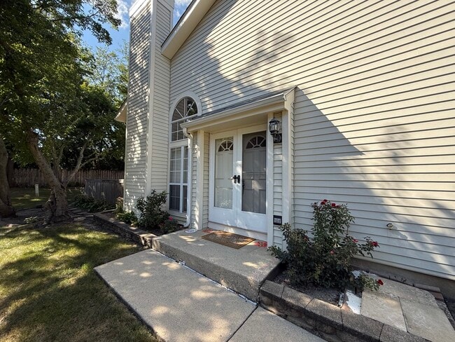 852 Dighton Ln