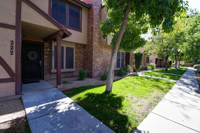 Building Photo - Updated 2 Bed/2.5 Bath Townhome in Great W...