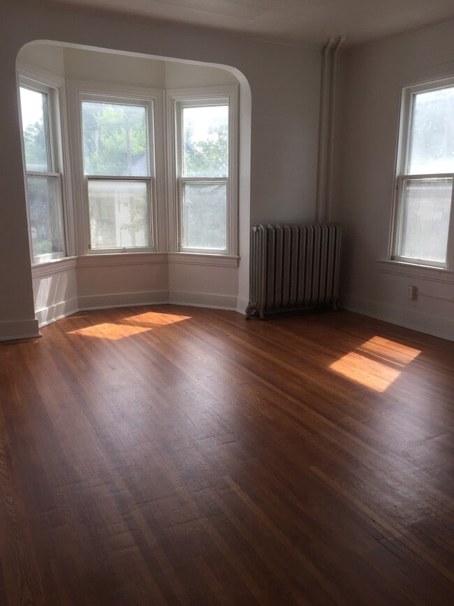 Building Photo - Large 2nd Floor, 4 Bedroom Apartment in York City Near Farquhar Park