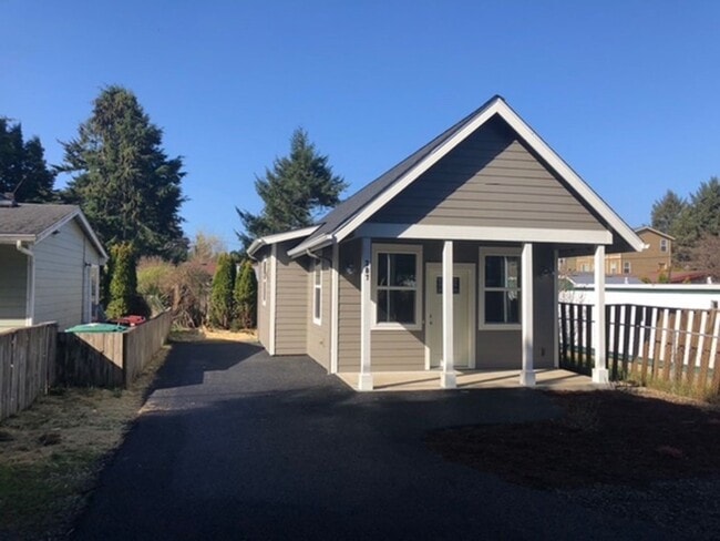 Building Photo - Two bedroom, one bathroom cottage in the h... Rental