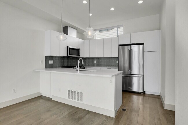 Photo - $3,200.00 - 2 Bedrooms, 2.2 Bathrooms, Tow...