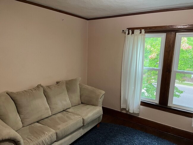 Building Photo - 417 Elm St Rental