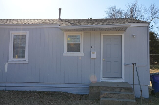 Building Photo - 711 W 1st St Unit 711 W. 1st Rental