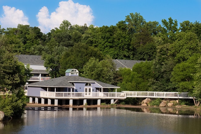 ¡Bienvenido a Lakeside Place Apartments! - Lakeside Place