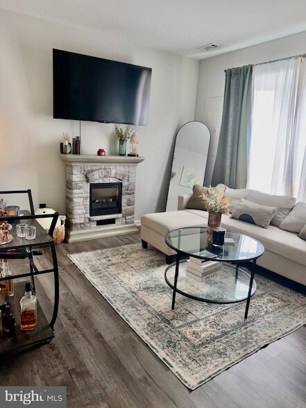 Photo - 415 Strathaven Ct